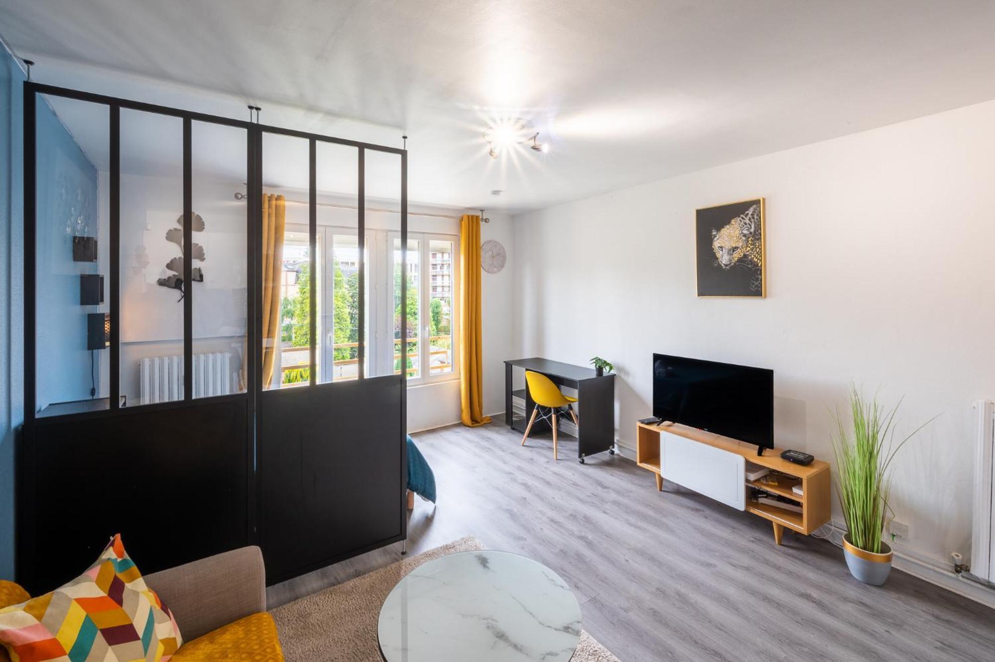 Le Studio Du Commandant Évreux Esterno foto